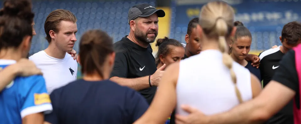 Teamansprache Laurent Fassotte (Bild: Gerhard Breitschopf)