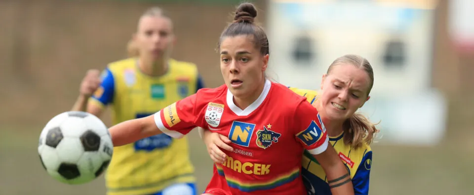 Sara Makovec im Zweikampf mit einer Vienna-Spielerin (Bild: Tom Seiss)