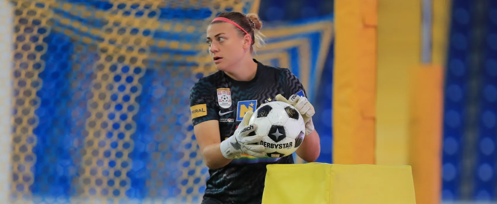 Carina Schlüter holst sich den Ball (Bild: Tom Seiss)