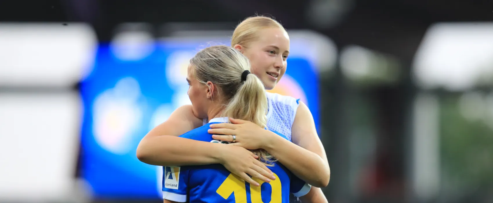 Linna Hermsmeier umarmt Amelie Woelki (Bild: Tom Seiss)