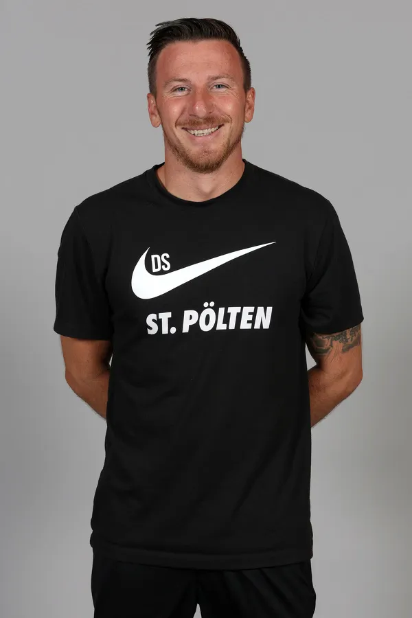 SOCCER 2. Liga, St.Poelten, team photo shoot
