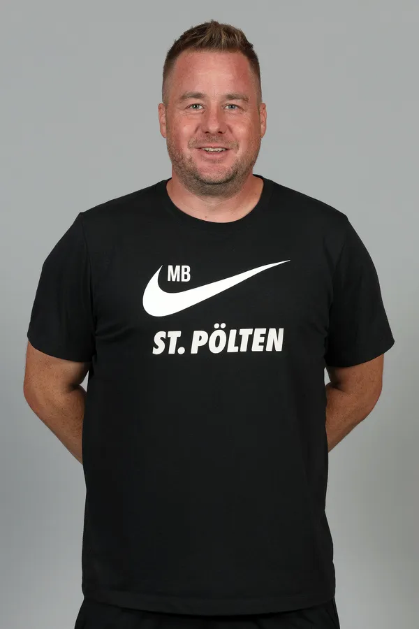 SOCCER 2. Liga, St.Poelten, team photo shoot
