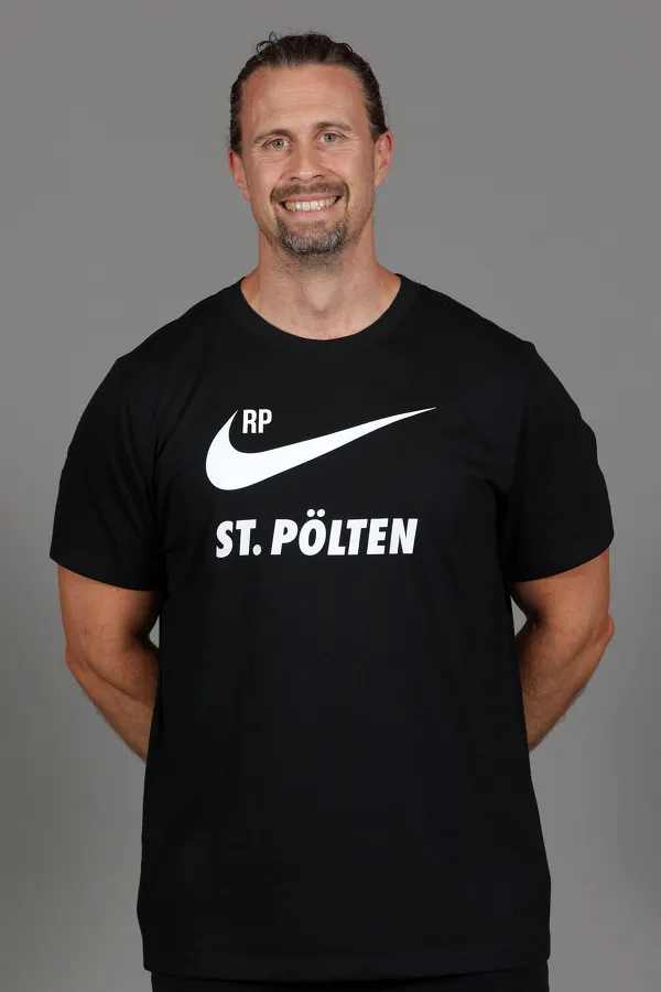 SOCCER 2. Liga, St.Poelten, team photo shoot