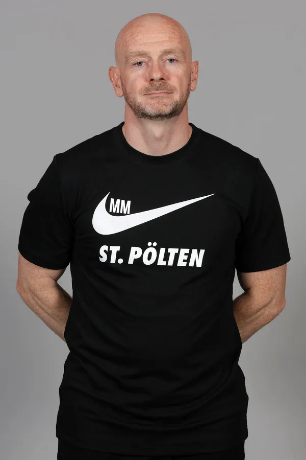 SOCCER 2. Liga, St.Poelten, team photo shoot