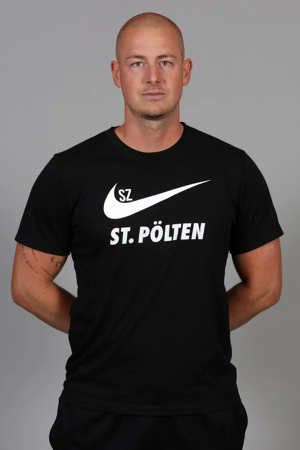 SOCCER 2. Liga, St.Poelten, team photo shoot