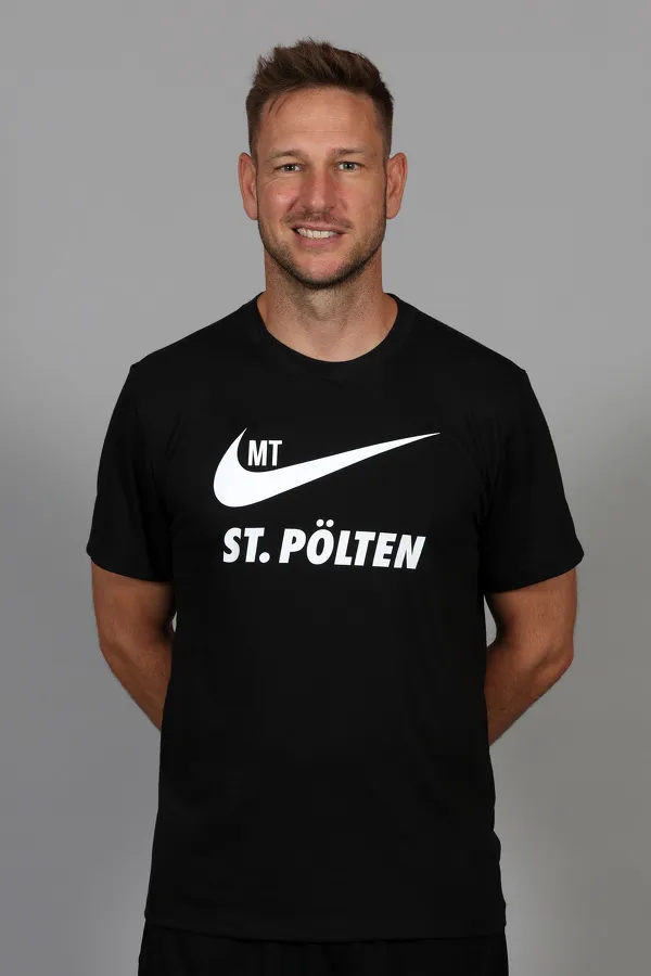 SOCCER 2. Liga, St.Poelten, team photo shoot